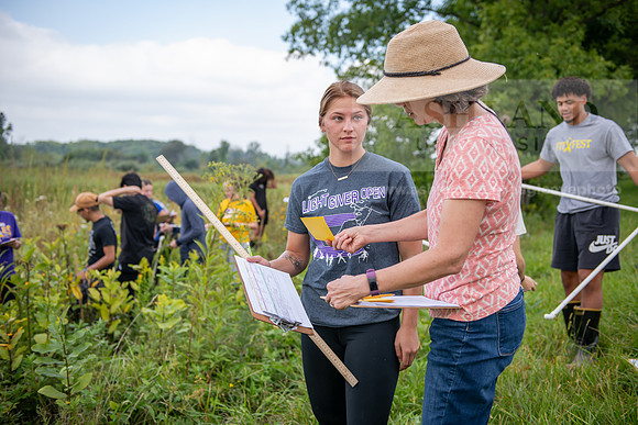 Biology_Saunders_BlackFork_Milkweed0923AWB_3558