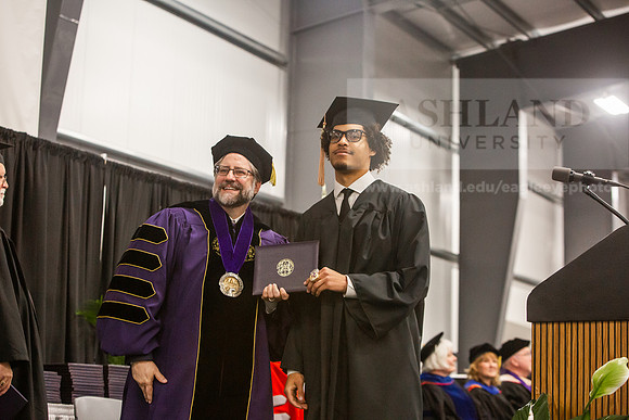 066SpGradBachelorSciBusAdmin0525JH6Q8B9377